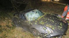 Mladý řidič naboural do stromu, škoda na jeho porsche je několik milionů