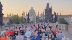 Karlův most obsadily stovky jogínů. Společný Pozdrav slunci trval hodinu