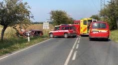 Při srážce aut na Kladensku zemřeli dva lidé. Jeden člověk se zranil