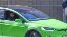 Kyrgiosovi ukradli auto. Zloděj se zbraní v ruce zjišťoval, jak se elektromobil řídí