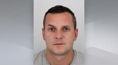 Policie varuje před nebezpečným mužem na útěku. Je podezřelý z pokusu o vraždu