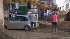 Do bazarů se dostávají auta po povodních. Jsou časovaná bomba, tvrdí experti