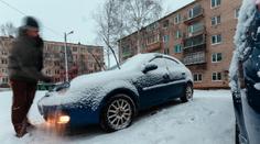 Vybitá baterie, přimrzlé dveře, poškrábané sklo. Jak předejít zimním pohromám