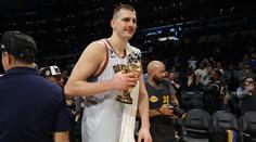 LeBron zářil. Jokič ale dalším triple-doublem dovedl Nuggets do finále