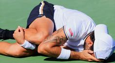 Wimbledonský finalista musel po zranění skrečovat. Kurt opustil na vozíku