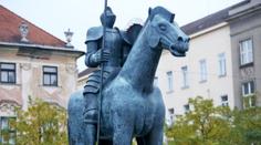 Muži v Brně strhli ze sochy ukrajinskou vlajku. Dáme ji, kam patří, křičeli