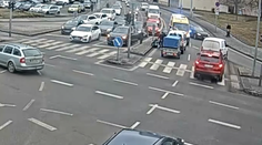 Drsné video z Brna: Žena vběhla do křižovatky na červenou, řidič nedobrzdil