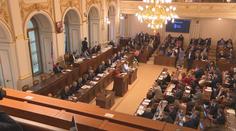 Sněmovna škrtá poslancům výdaje na cesty. Mají zůstat v Česku, řekl Babiš