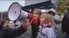 Děti zneužili k vulgárním protestům, policie hledá jejich rodiče!