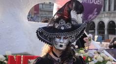 Zlato, peří a zdobené masky. Benátky ovládl tradiční karneval