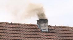 Muž se před policisty schoval do komína. Nakonec ho z něj museli vysvobodit