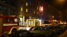 Hrozil bombou a pak skočil z okna. Policie hotel evakuovala
