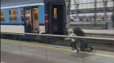 VIDEO: Drama na pražském hlaváku: Žena s dětmi skákala do jedoucího vlaku