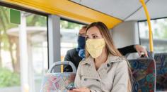 Vědci: Dvoumetrové rozestupy šíření viru nezabrání. Venku jsou zbytečné