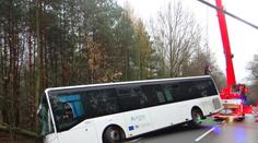 Lidé zůstali po nehodě uvězněni v autobusu, čtyři zranění