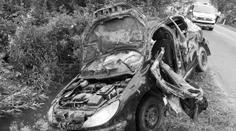 Malé dítě (†3) zemřelo při nehodě. Řidička převrátila auto na střechu