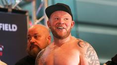 Hrůzné zranění v boxu. Po tvrdém úderu zůstal Britovi viset kus ucha