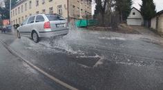 Opravu rozvodněného potoka komplikuje spor mezi městem a majitelem pozemku