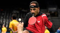 Úžasný Egypťan udivil Rio: Přišel o ruce, tak vzal pálku do zubů!