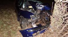 Řidič rozbil auto o strom, ve velmi vážném stavu skončil v nemocnici
