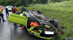 Řidič obrátil půjčený mustang na střechu. Pohled na pneumatiky vyvolává vášně