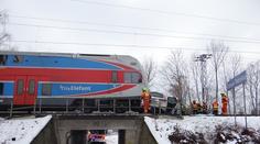 Vlak před sebou po srážce auto tlačil 200 metrů, jeden mrtvý
