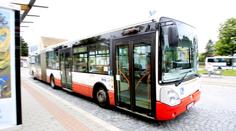 Muž v autobuse na Brněnsku ohrožoval cestující nožem. Lidé ho zpacifikovali