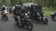 Libinu obklíčila policie. Bojí se další války motorkářů