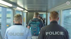 Hledaného muže objevili kvůli dovolené manželky. Teď ho převezli do Česka