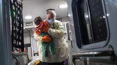 Trýznivé video z Ruska: Plačící dítě s Covid-19 strčili do boxu a odvezli