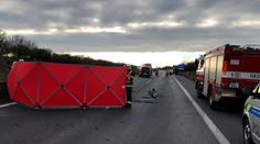 Nehoda zablokovala D8 ve směru na Prahu. Jeden člověk přišel o život