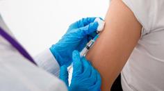 Srovnání vakcín proti covidu: Studie odhalila, že některé jsou rizikovější