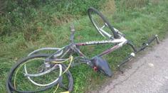 Řidič nepochopitelně strhl řízení do protisměru. Tam smetl cyklistu