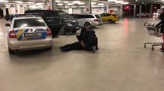 Tenhle vozí nebožtíky? Agresivní řidič pohřebáku se pral s policií