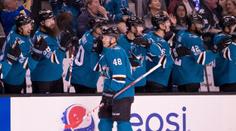 Hertl ukončil půst a gólem a dvěma přihrávkami sestřelil Vancouver