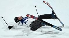 Hrozivý pád na olympiádě. Finský lyžař zůstal bezvládně ležet