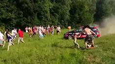 VIDEO HRŮZY: Rallyové auto se řítilo do davu, lidé utíkali