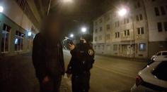 Muž s vnoučkem se motal noční ulicí. Nadýchal přes dvě promile. VIDEO