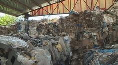 Malá obec přetéká odpadky! Kamiony tam načerno navezly 40 tun plastů