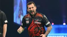Šipkař Clayton ovládl osmý večer Premier League s famózním průměrem