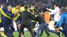 Fanoušci napadli hráče Fenerbahce. Prala se i bývalá hvězda Chelsea