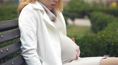 Žena porodila přímo na ulici. Pomáhal jí student zdravotnického oboru