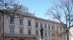 Studenti se kvůli pracovní povinnosti nemohou připravit na zkoušky, bojí se univerzita