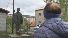 Ve Vsetíně vystavili sochu komunisty Fučíka. Budí emoce u lidí i radních
