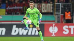 Kovář skvělým výhozem málem přihrál na gól. Fanoušci United zuří, že ho prodali