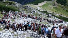 V Tatrách se tlačí nezkušení turisté! Hromy ignorují, předpověď nesledují
