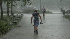 Meteorologové upravili výstrahu. Kromě bouřek hrozí i vydatné lijáky. MAPY