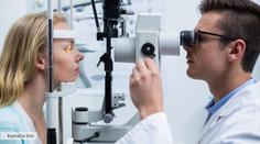 Nepodceňujte své oči. Rutinní test zraku v optice ženě zachránil život