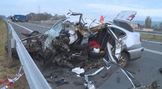 Pomohli a odjeli. Hledají se svědci nehody, kde zemřela matka s dětmi