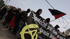 Ve Frýdku-Místku se strhla rvačka. Neonacisté napadli průvod anarchistů